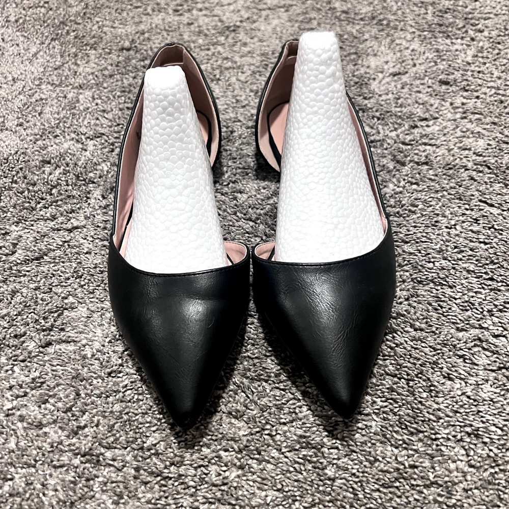 Black Flat pointed toe shoes